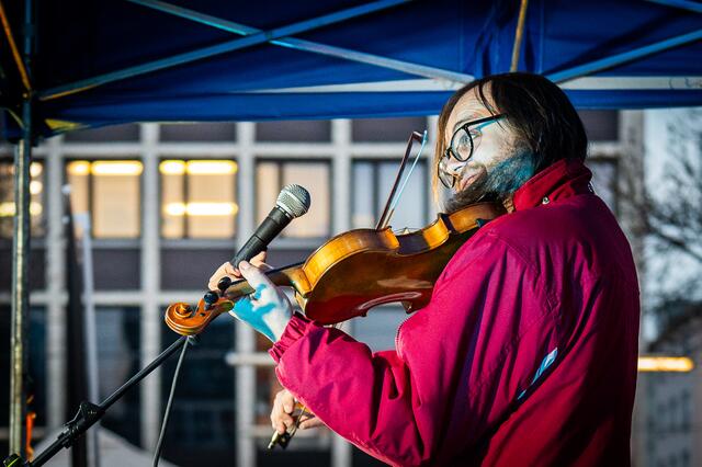Kundgebung auf dem Mannheimer Marktplatz im Gedenken an Opfer bei Maidanprotesten 2014 in Kyjiw. Im Bild der Geiger Zamyr Zakyiv. | Foto: Christian Gaier