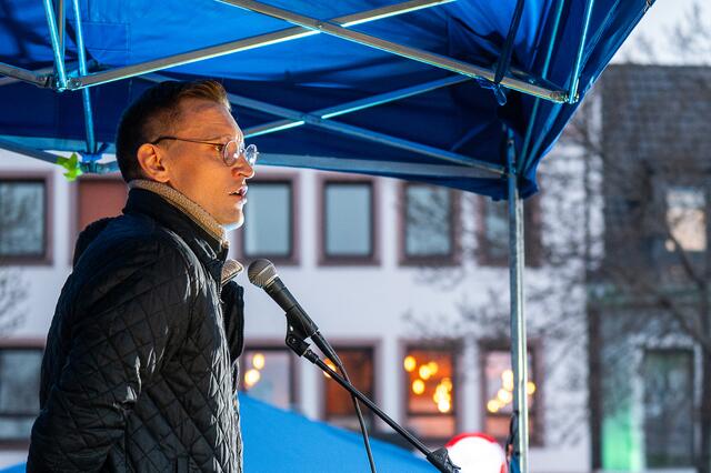 Kundgebung auf dem Mannheimer Marktplatz im Gedenken an Opfer bei Maidanprotesten 2014 in Kyjiw. Im Bild Organisator Niko Kern. | Foto: Christian Gaier