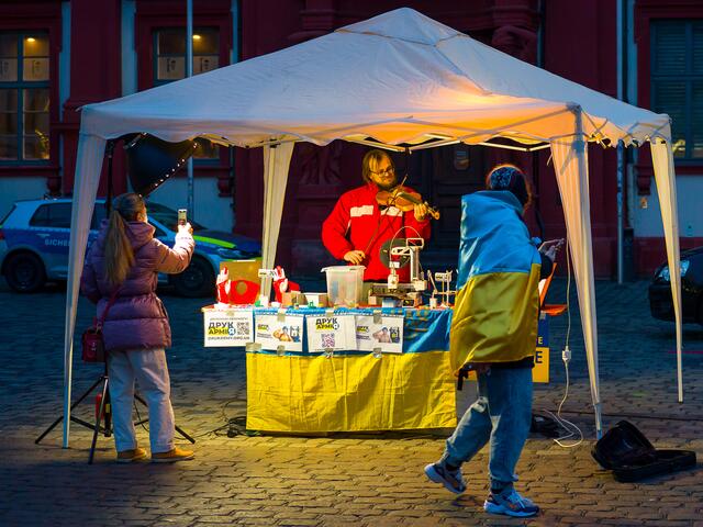 Kundgebung auf dem Mannheimer Marktplatz im Gedenken an Opfer bei Maidanprotesten 2014 in Kyjiw. Im Bild der Geiger Zamyr Zakyiv. | Foto: Christian Gaier