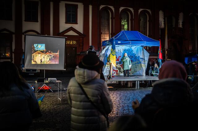 Kundgebung auf dem Mannheimer Marktplatz im Gedenken an Opfer bei Maidanprotesten 2014 in Kyjiw.  | Foto: Christian Gaier