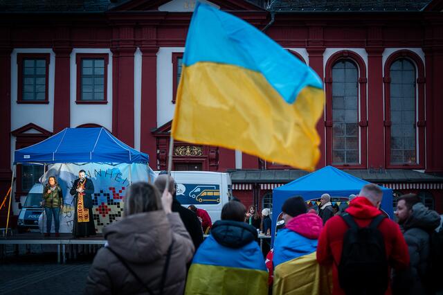 Kundgebung auf dem Mannheimer Marktplatz im Gedenken an Opfer bei Maidanprotesten 2014 in Kyjiw.  | Foto: Christian Gaier