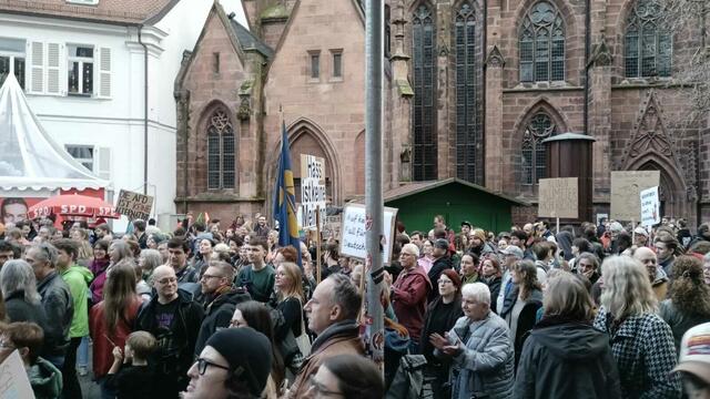Demozug vor der Stifstkirche - es wird den Liedern der "Omas gegen rechts" gelauscht | Foto: Kathrin Köhler