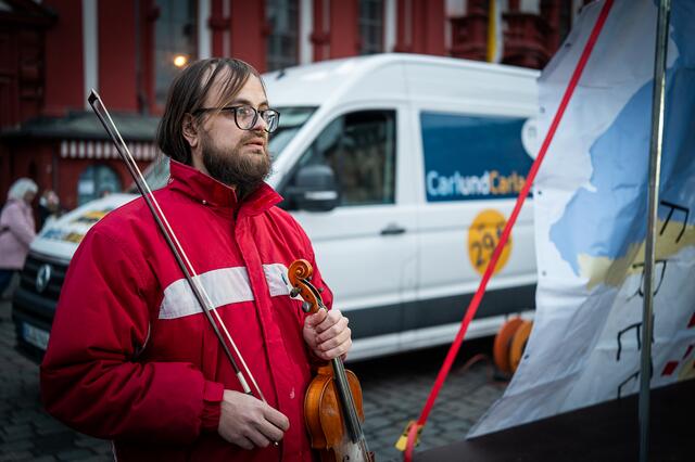 Kundgebung auf dem Mannheimer Marktplatz im Gedenken an Opfer bei Maidanprotesten 2014 in Kyjiw. Im Bild der Geiger Zamyr Zakyiv. | Foto: Christian Gaier