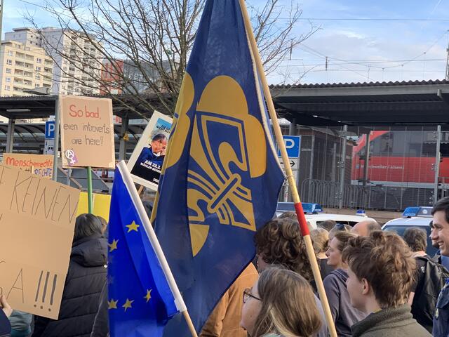 Der Demozug setzt sich in Bewegung | Foto: Peter Krietemeyer