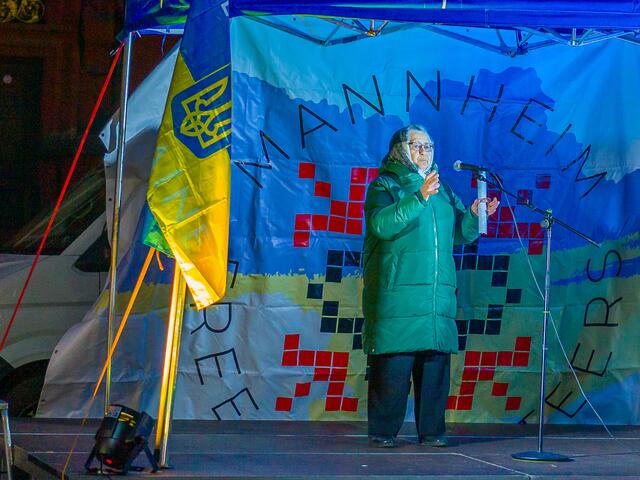 Kundgebung auf dem Mannheimer Marktplatz im Gedenken an Opfer bei Maidanprotesten 2014 in Kyjiw.  | Foto: Christian Gaier