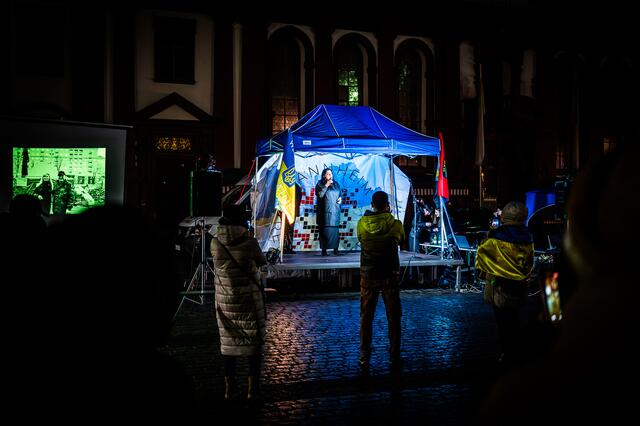 Kundgebung auf dem Mannheimer Marktplatz im Gedenken an Opfer bei Maidanprotesten 2014 in Kyjiw.  | Foto: Christian Gaier