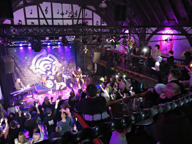 Die Lampen und Handys leuchten | Foto: Brigitte Melder