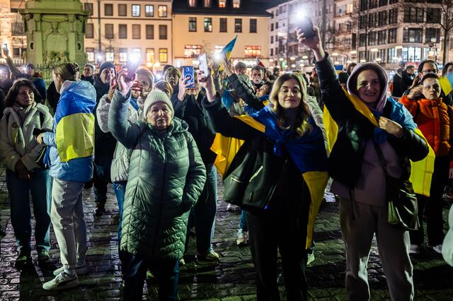 Rund 500 Menschen hatten sich auf dem Mannheimer Marktplatz versammelt.   | Foto: Christian Gaier