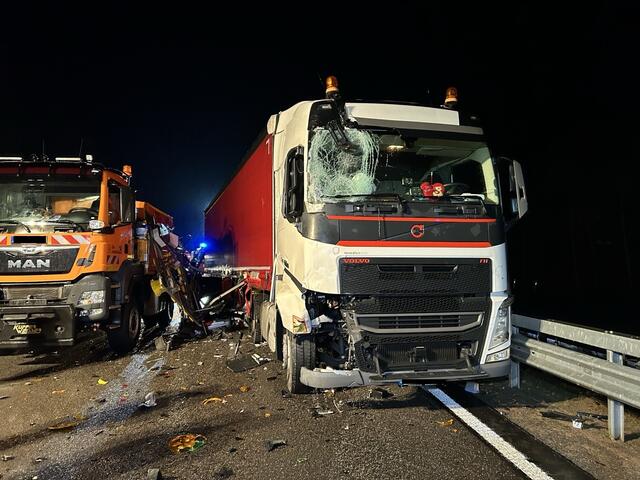Ein weiterer Lkw fuhr in das abgesicherte Stauende | Foto: Polizeiautobahnstation Kaiserslautern