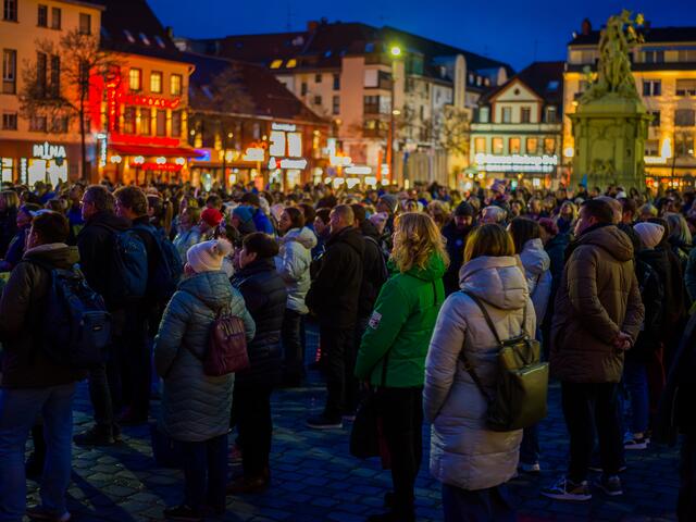 Rund 500 Menschen hatten sich auf dem Mannheimer Marktplatz versammelt.   | Foto: Christian Gaier