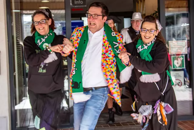 Er wollte nicht in den Brunnen: Heftige Gegenwehr vom 1. Beigeordneten der Verbandsgemeinde, Marcus Klein. | Foto: Stefan Layes