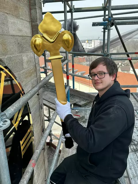 Die neuen goldenen Zeiger für die Kirchenuhr | Foto: MSchaile, SMohr, Nathalie Linares-Ramon