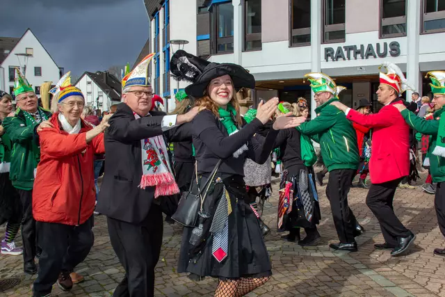 Prinzessin Anna führte die Polonäse vorm Rathaus an. | Foto: Stefan Layes