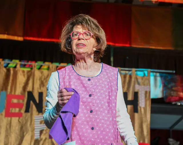 Brigitte Teschke reinigt, mit die Welt. Großer Beifall | Foto: Wolfgang Neuberth