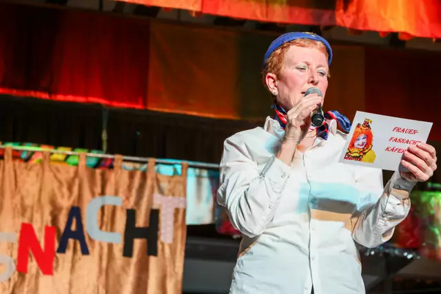 Beate Gaddum begrüsst die Narrenschar | Foto: Wolfgang Neuberth