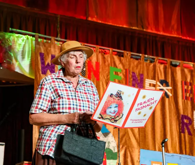 Urlauberin im Flugzeug  Ortrud Bogulawski  | Foto: Wolfgang Neuberth