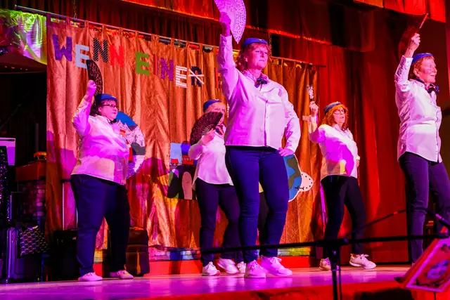 Die Stewardessen laden ein und erklären  | Foto: Wolfgang Neuberth