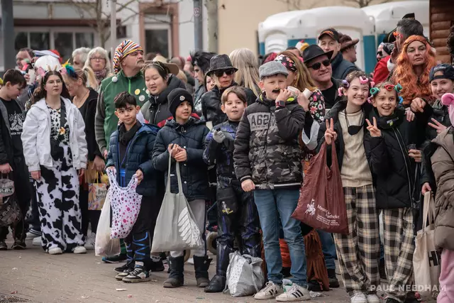 Straßenfastnacht 2025 in Germersheim - warten auf den Umzug | Foto: Paul Needham