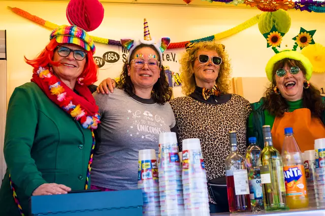 Beste Laune auch an den Verkaufsständen | Foto: Cornelia Bauer