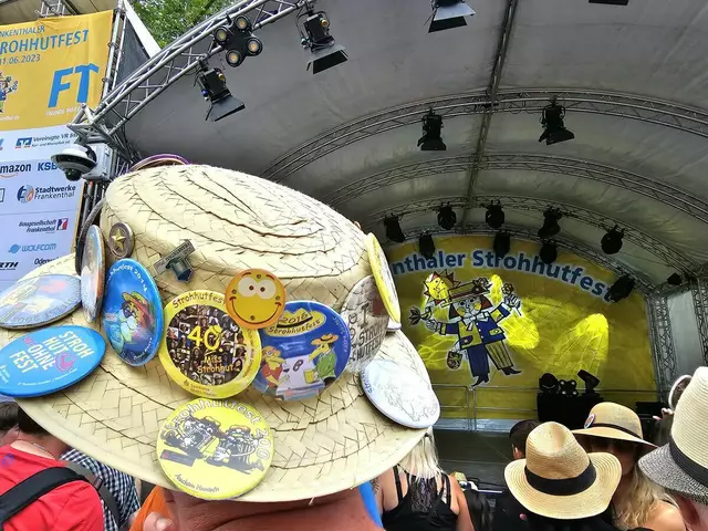 Es werden kreative Ideen für den nächsten Strohhutfestbutton gesucht | Foto: Gisela Böhmer