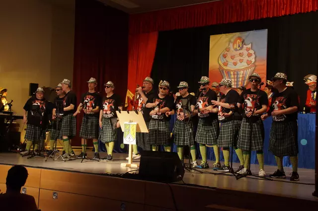 12 stimmgewaltige Männer im Schottenrock -  der AKK Alternativer Karnevalskhor  Vogelbach - heizte dem Publikum an diesem Abend so richtig  ein  | Foto: Anja Stemler