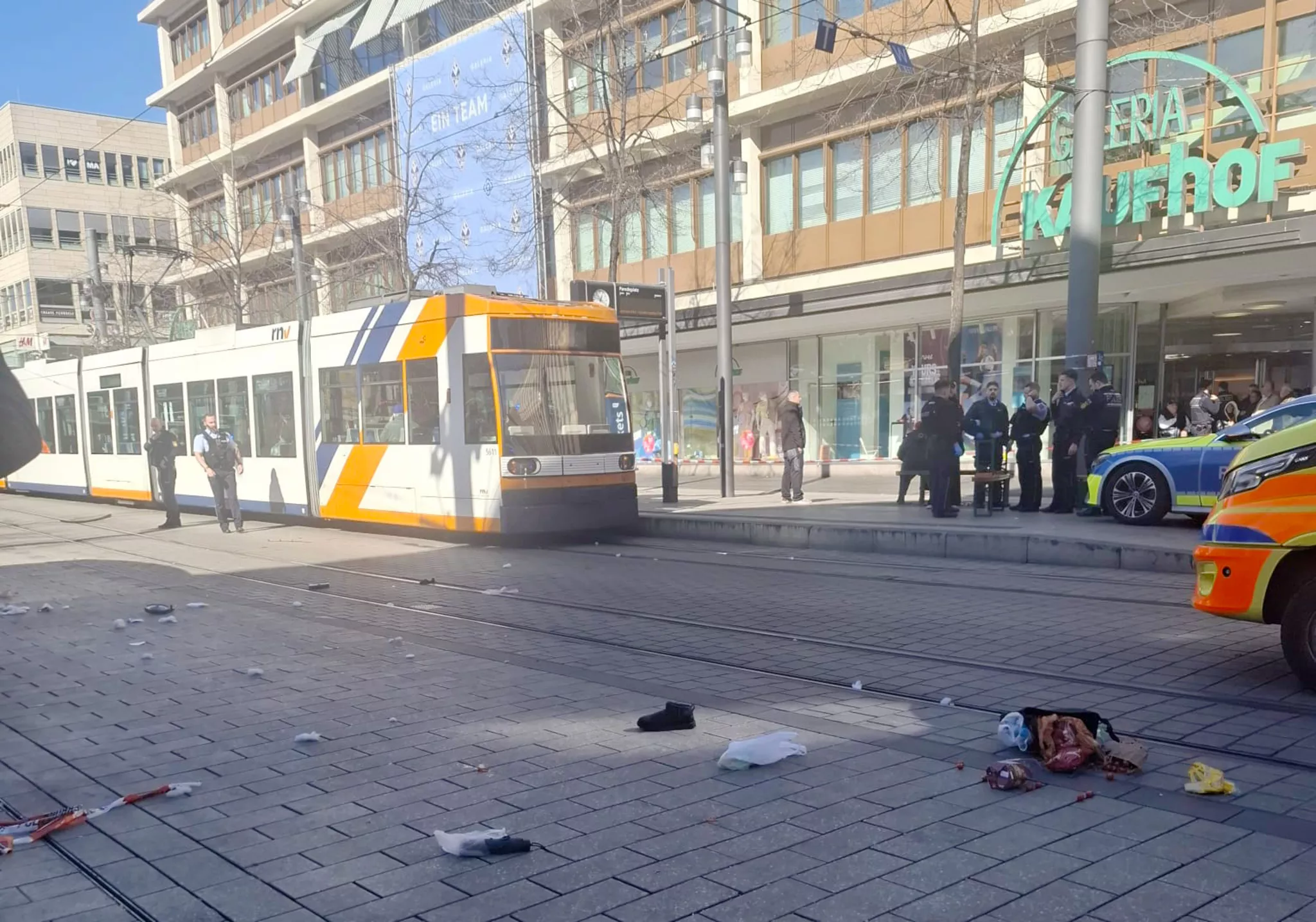Tatverdächtiger in Haft - Motiv unklar - Amokfahrt in Mannheim - Auto ...