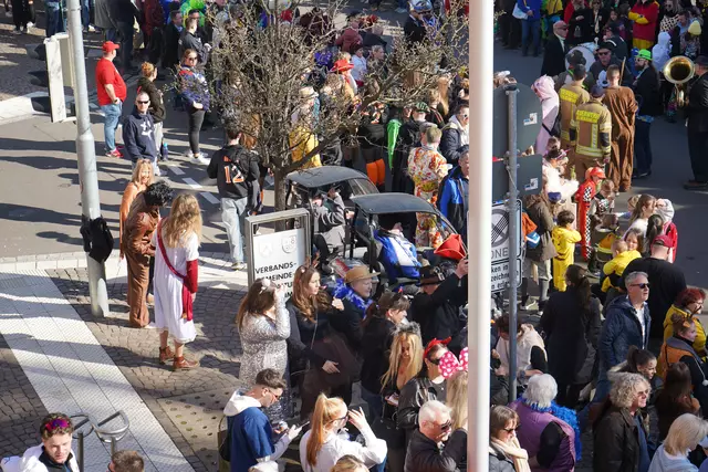 Diese Zuschauer waren mit ihren Fahrgeräten mit Dach perfekt vorbereitet auf die strahlende Sonne | Foto: Katharina Wirth