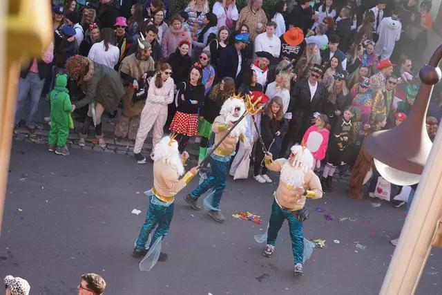 Als Neptun verkleidet performen diese drei Herren eine Choreographie mit ihren Dreizacks | Foto: Katharina Wirth