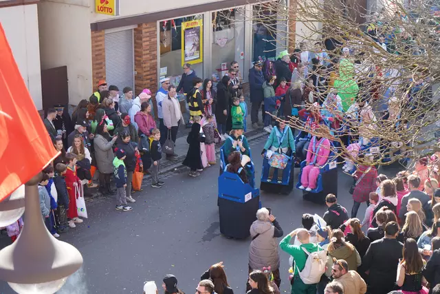 Eine ganz besonders einfallsreiche Idee: eine Fußgruppe getarnt als Achterbahnfahrt | Foto: Katharina Wirth
