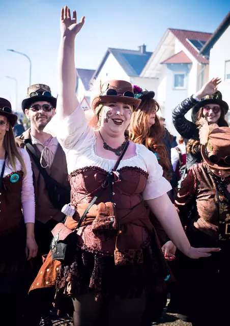 Die Närrinnen und Narren strahlen mit der Sonne um die Wette | Foto: Cornelia Bauer