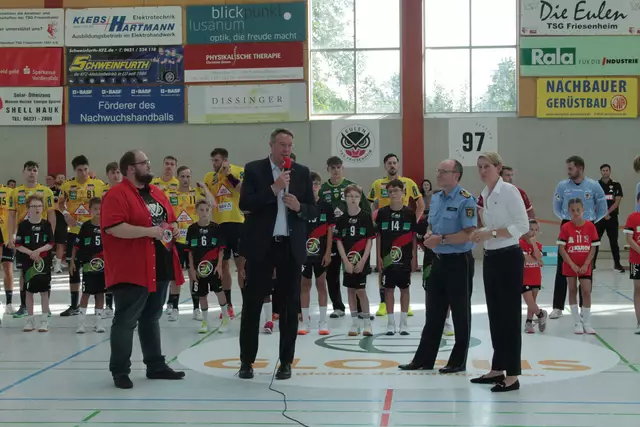 Alexander Schweitzer (Bildmitte) beim Handball-Benefizspiel von den Eulen Ludwigshafen und den Rhein-Neckar Löwen | Foto: Michael Sonnick