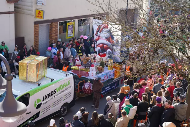 Auch ein Wagen zum Thema Weihnachten fuhr mit | Foto: Katharina Wirth