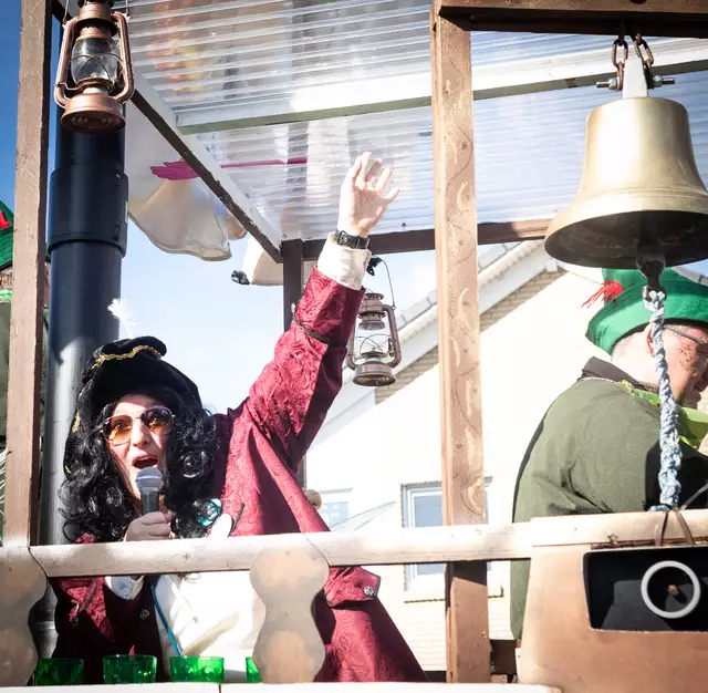 Gute Laune im Zug und entlang der Strecke | Foto: Cornelia Bauer