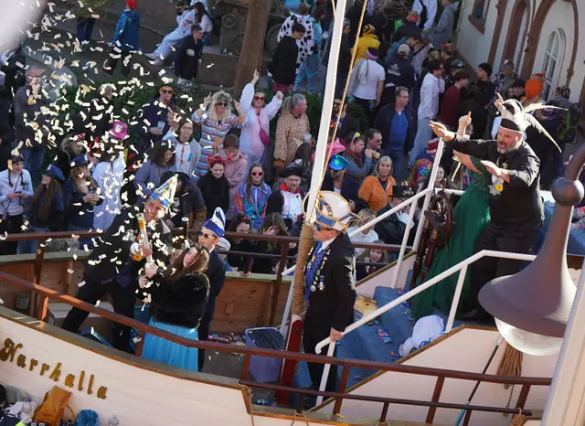 Auch Konfettikanonen waren ein beliebtes Partymittel der Närrinnen und Narren - hier auf dem Narrenschiff des CVH | Foto: Katharina Wirth