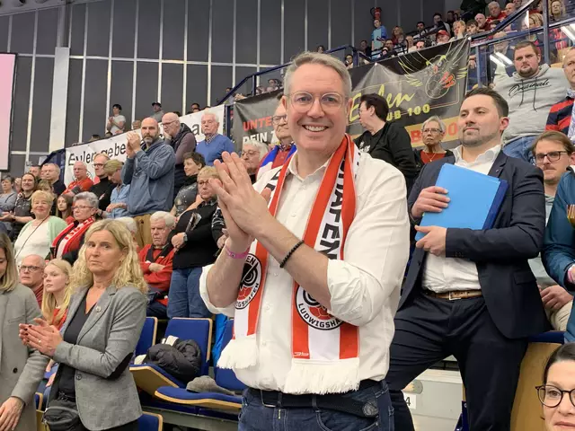Der rheinland-pfälzische Ministerpräsident Alexander Schweitzer war begeistert vom erfolgreichen Auftritt der Eulen Ludwigshafen | Foto: Michael Sonnick