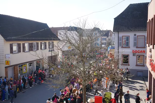 Strahlender Sonnenschein und gut gefüllte Straßen beim Herxemer Faschingsumzug 2025 | Foto: Katharina Wirth