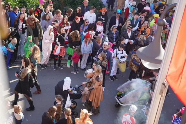 Auch Kinderwagen und die ganz kleinen Fasnachter waren dabei | Foto: Katharina Wirth