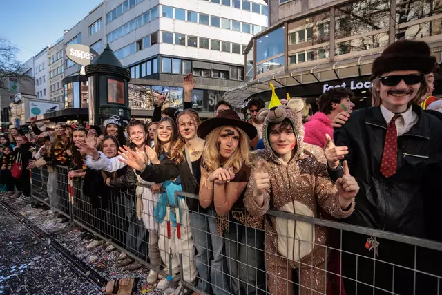  91. Karlsruher Fastnachtsumzug unter dem Motto „So bunt wie's Lebe ebe!“ | Foto: Paul Needham