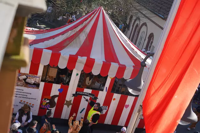 Passend dazu: ein rot-weißes Zirkuszelt | Foto: Katharina Wirth