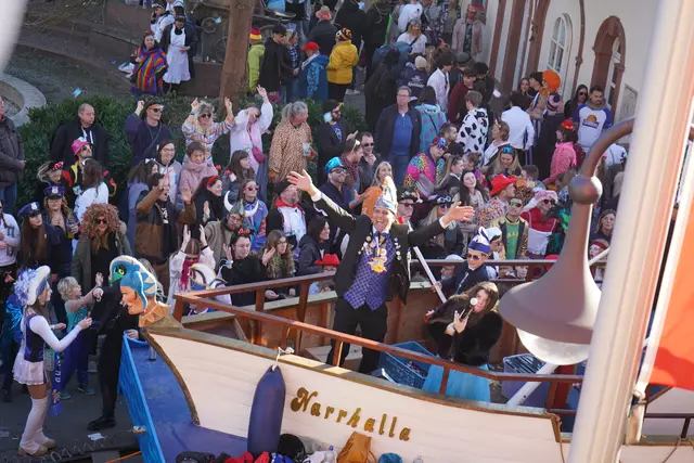 Der traditionelle Abschluss des Umzugs: das Narrenschiff des CVH | Foto: Katharina Wirth