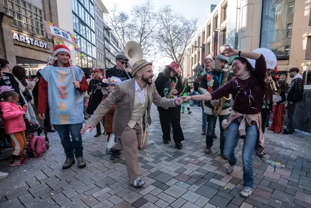 Lebensfreude pur - Straßenfastnacht in Karlsruhe - 2025 | Foto: Paul Needham