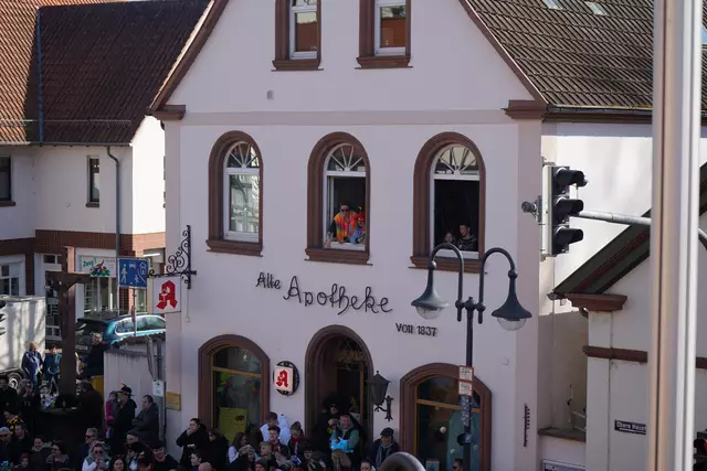 Wer an der Umzugsstrecke wohnt, hatte mitunter einen gratis Premiumplatz und konnte das ein oder andere Mal Süßigkeiten durch das Fenster fangen | Foto: Katharina Wirth