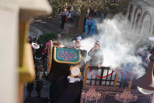 Hier wurde die Menge mit weißem Rauch und Mikrofon zum Mittanzen aufgefordert | Foto: Katharina Wirth