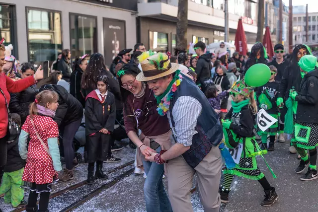 91. Karlsruher Fastnachtsumzug unter dem Motto „So bunt wie's Lebe ebe!“  | Foto: Paul Needham