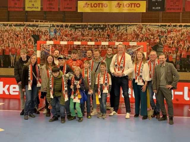 Gruppenfoto nach dem Eulen-Heimsieg mit Alexander Schweitzer | Foto: Michael Sonnick