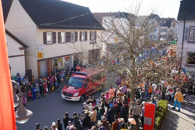 Die Feuerwehr eröffnete wie gewohnt den Umzug vor dem Fanfarenzug | Foto: Katharina Wirth