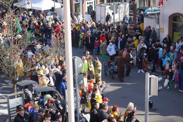 Mittendrin statt nur dabei: Verbandsgemeindebürgermeister Christian Sommer im Austausch mit den Feuerwehrmännern | Foto: Katharina Wirth