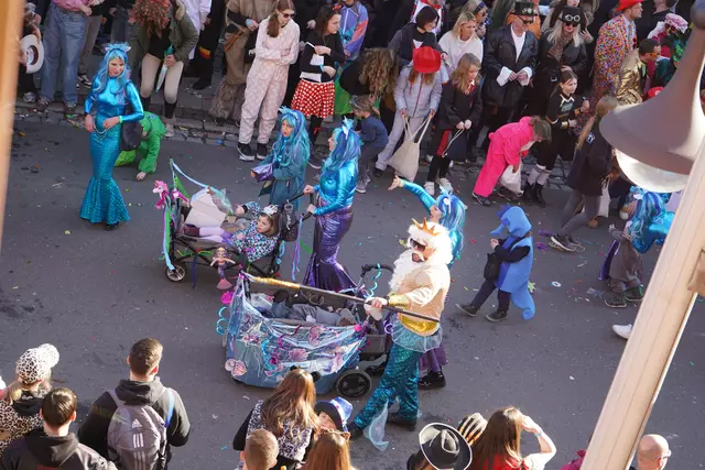 Auch die ganz Kleinen sind dabei: die Boller-/Kinderwagen passend dekoriert zum Motto | Foto: Katharina Wirth