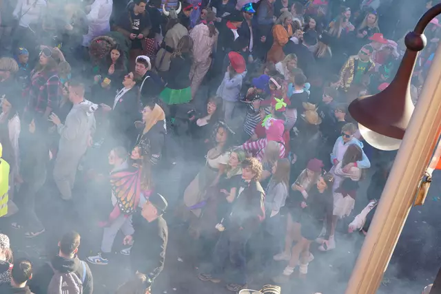 Letzter Wagen vorbei und ab auf die Straße und mitfeiern - die Umzugsmeute zieht hinter dem Narrenschiff her | Foto: Katharina Wirth