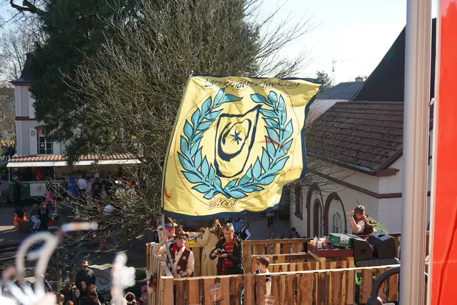 Ein sehr gekonnter Fahnenschwenker von der Landjugend Insheim | Foto: Katharina Wirth